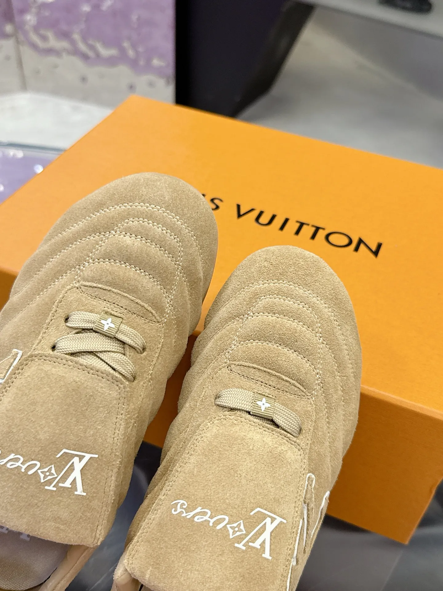 Factory price: 700💰 2025 new LV sneakers for couples, 🔥🔥🔥You will look fashionable when you wear them ❤️ LV football shoe series 💗 This Footprint Soccer sneaker was unveiled in the 2025 spring and summer series fashion show. It is the first sneaker designed by Pharrell Williams inspired by football shoes. The shoes are inspired by football, a sport that spans generations and cultures💎, echoing the theme of unity and universal participation in the 2025 spring and summer series fashion show. The shoe is known for its sleek design, with the dynamic IV Initials logo embellished on the side, the Lvers United emblem inspired by the football team on the tongue, and the sole patterned rubber sole decorated with multiple Louis Vuitton logos. Stylish and casual wear, a trend-setter in the fashion industry. Made of imported cowhide with full craftsmanship💓 Number of sizes (women’s 35-41, women’s 41 customized) (men’s 39-46, 45-46 customized)